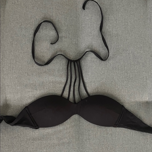 Elegant Black Bikini Top from Calzedonia - Picture 1 of 4